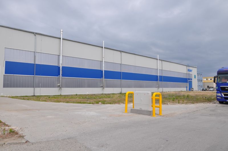 Výrobní prostory na Průmyslové ulici v Galantě s modro-šedým designem a nákladním autem.
