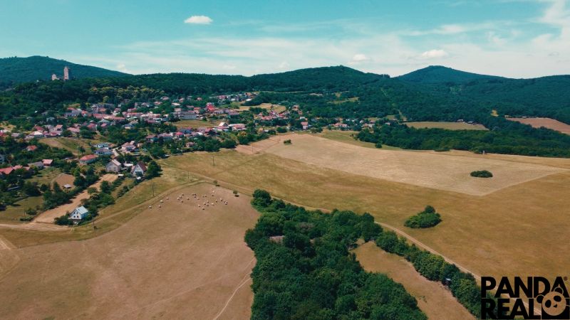 Letecký pohled na rozlehlé pozemky vhodné k bydlení v Podhradí.