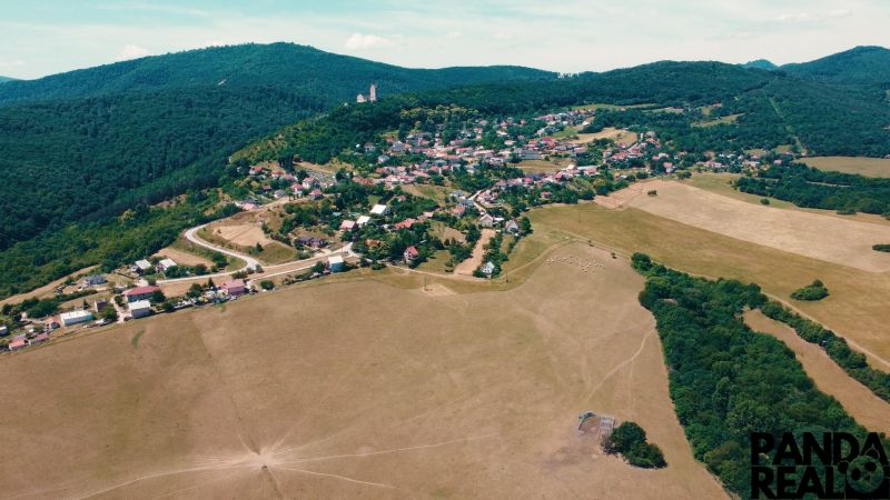 Letecký pohled na Podhradí s rodinnými domy a přírodou. Pozemky - bydlení.