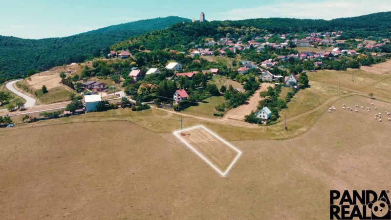 Malebná krajina Podhradí, pozemky na bydlení zasazené do zelených kopců.