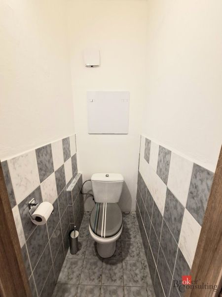 Zasklená lodžie s podlahou s dřevěným dekorem ve 3-pokojovém bytě.