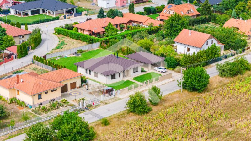 Letecký pohled na rodinné domy na Družstevní ulici ve Vráblech obklopené zelení a zelení.