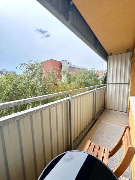 Balkon 1-pokojového bytu na Sekurisově ulici v Bratislavě - Dúbravka s výhledem na zeleň.