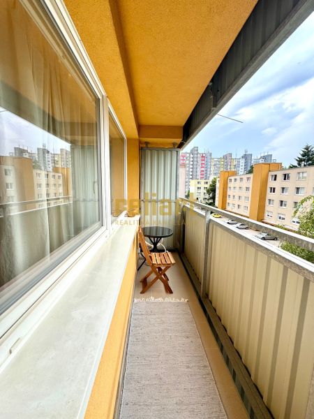 Balkon s posezením na Sekurisově ulici v 1-pokojovém bytě v Bratislavě - Dúbravce.