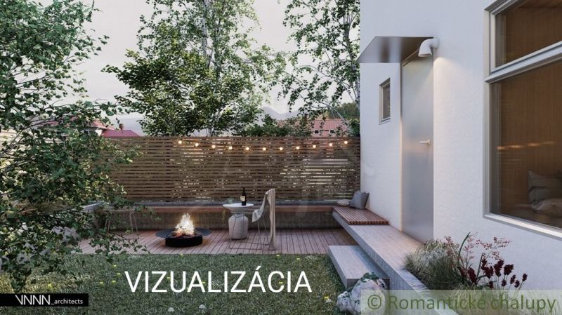 Rodinný dům v Banské Bystrici, zahrada s ohništěm, dřevěný plot, útulná atmosféra.