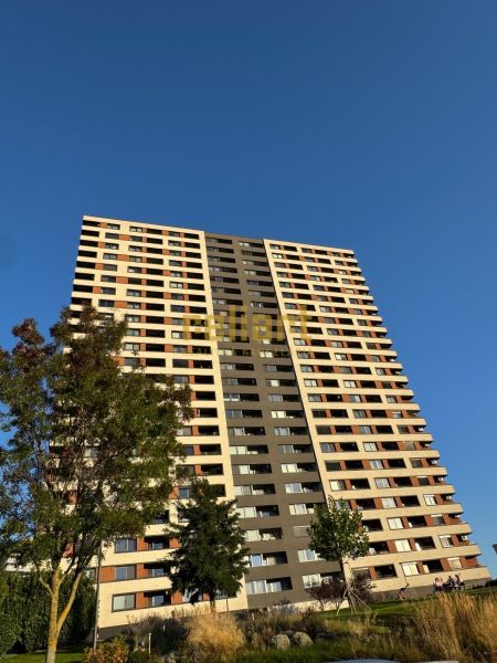 Výšková budova na Bosákově ulici v Bratislavě - Petržalce, obklopená zelení.