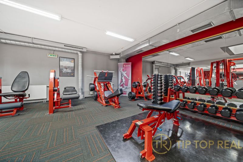 Fitness centrum s posilovacími stroji a vybavením, Obchodní prostory.