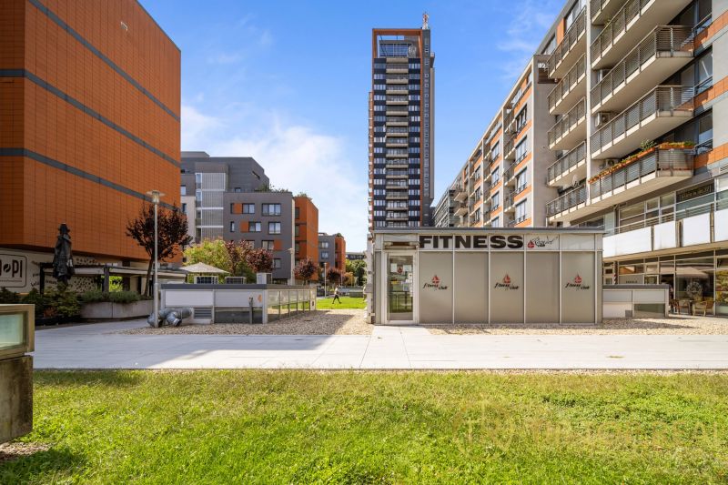 Bratislava - Nivy, Trenčianska, vysoké budovy, obchodní prostory, fitness centrum.