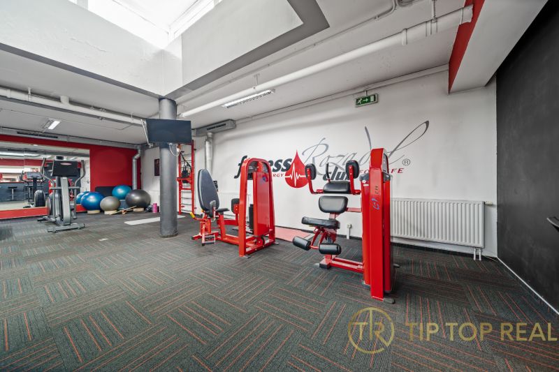 Fitness centrum s posilovacími stroji, běžeckým pásem a fit míči, Obchodní prostory.