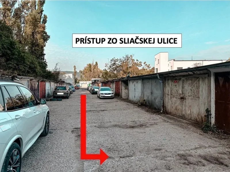 Garáže v Bratislavě - Novém Městě na Sliačské ulici, lemované zaparkovanými auty.