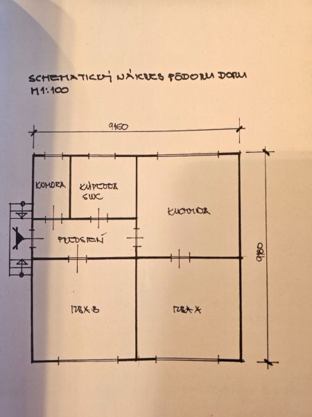 Schématické uspořádání rodinného domu s pokojem, kuchyní, koupelnou a komorou.