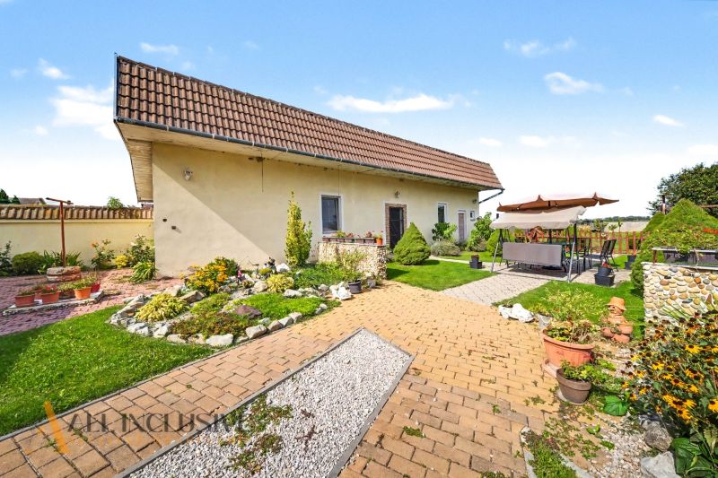 Rodinný dům ve Vojtechovcích, Nový Život s upravenou zahradou a terasou na odpočinek.