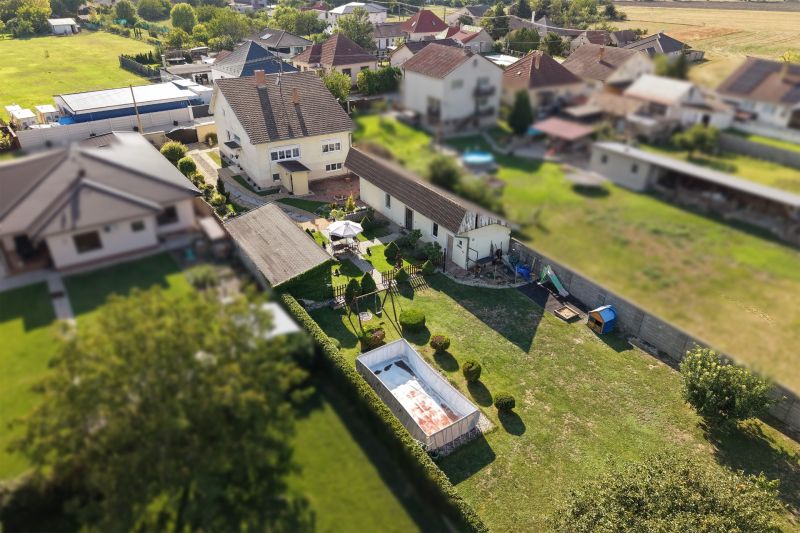 Rodinný dům ve Vojtechovcích, Nový Život má velkou zahradu s bazénem a terasou.