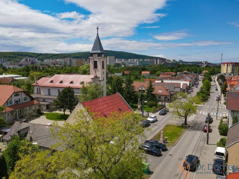 Kostel a ulice v Bratislavě - Lamači na Studenohorské blízko přírody a města.
