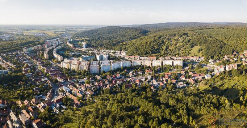 Letecký pohled na obytnou oblast na Studenohorské ulici v Bratislavě - Lamač s okolními lesy.