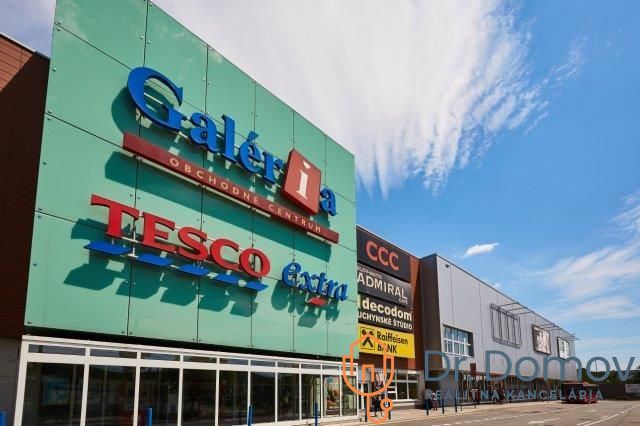 Obchodní centrum na Studenohorské ulici v Bratislavě - Lamači s obchody Tesco a CCC.