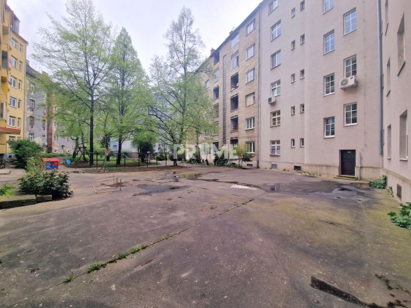 Dvorek mezi bytovými domy na Murgašově ulici v Bratislavě - Starém Městě.