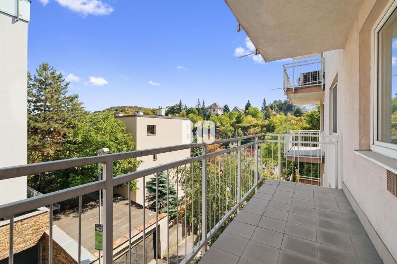 Balkon 4-pokojového bytu na Uhrej ulici Bratislava III s výhledem na zeleň.