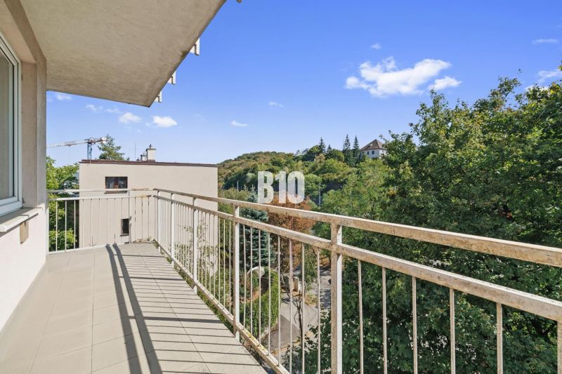 Balkon ze 4pokojového bytu na Uhrové ulici v Bratislavě III s výhledem na zeleň.