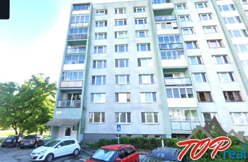 Bytový dům na Ostravské ulici v Košicích, městská část Jih, s parkovištěm.