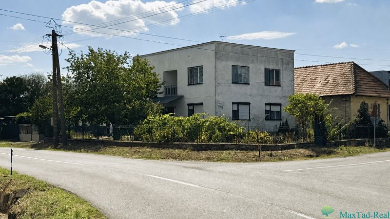 Rodinný dům na ulici Jarní ve městě Novosad, obklopený bujnou vegetací.