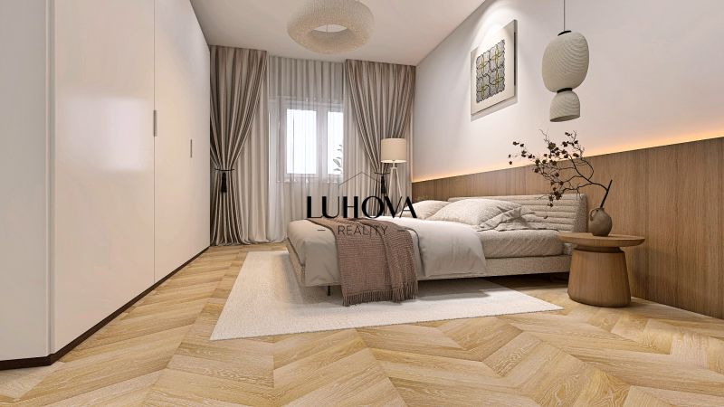 Ložnice se závěsy, postelí a podlahou s dřevěným dekorem v 2pokojovém bytě.