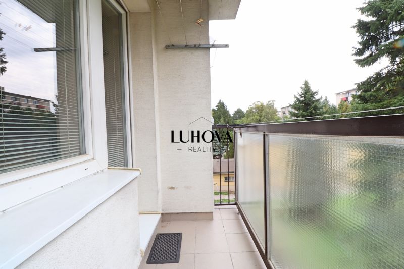 Balkon na Tatranské ulici v Považské Bystrici, součást 2pokojového bytu, výhled na přírodu.