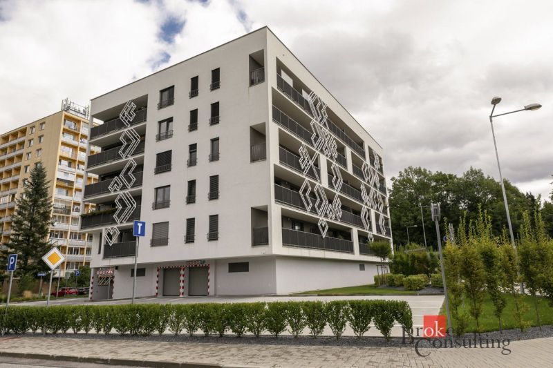 Budova na Severní ulici v Banské Bystrici s balkony a okrasnými ploty.