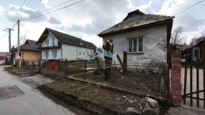 Rodinný dům na Tučekově ulici ve Velkém Krtíši, vedle jiných domů.