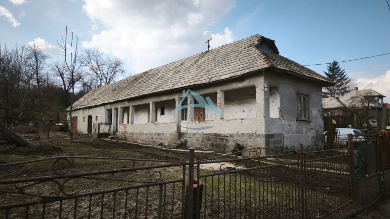 Rodinný dům na Tučekově ulici ve Velkém Krtíši se starou střechou a zahradou.