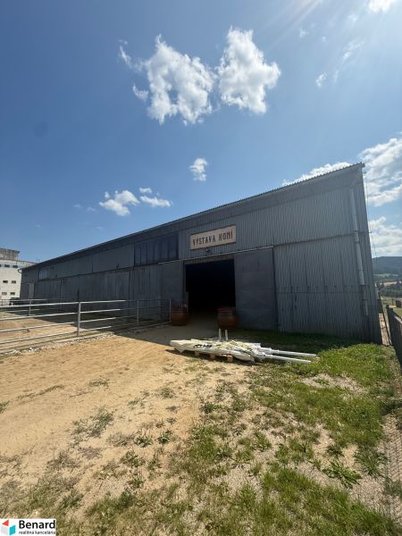 Budova v Hniezdnom s nápisem 