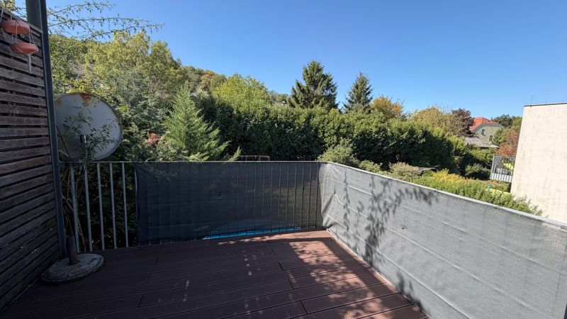Balkon 3pokojového bytu ve Wolfsthale s výhledem na zeleň a satelitní anténou.