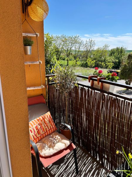 Balkon v 3-pokojovém bytě s pohodlným křeslem a výhledem na zeleň ve Velkém Lapáši.