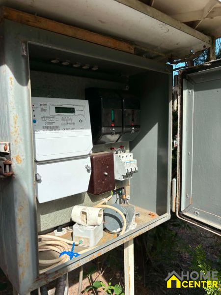 Elektrická rozvodná skříň v zahradě v Komárně s měřičem spotřeby energie.
