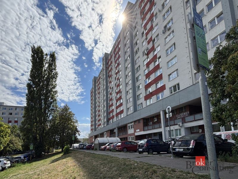 Pohled na bytovku na Šustekově ulici v Bratislavě-Petržalce, garsonka nabízí přilehlé parkoviště.