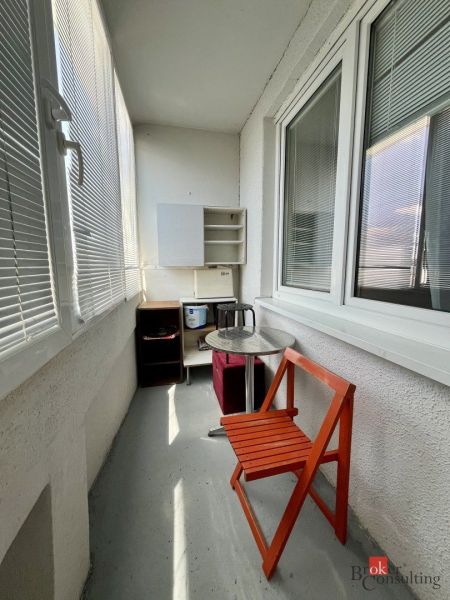 Balkon s posezením a nábytkem v garsonce.
