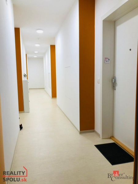 Chodba bytového domu na Bystrické ulici v Bratislavě-Devínskej Novej Vsi.