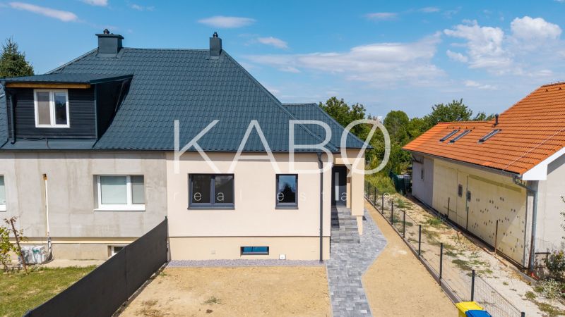 Rodinný dům na Trnavské ulici v Nitře s tmavou střechou a upraveným dvorem.