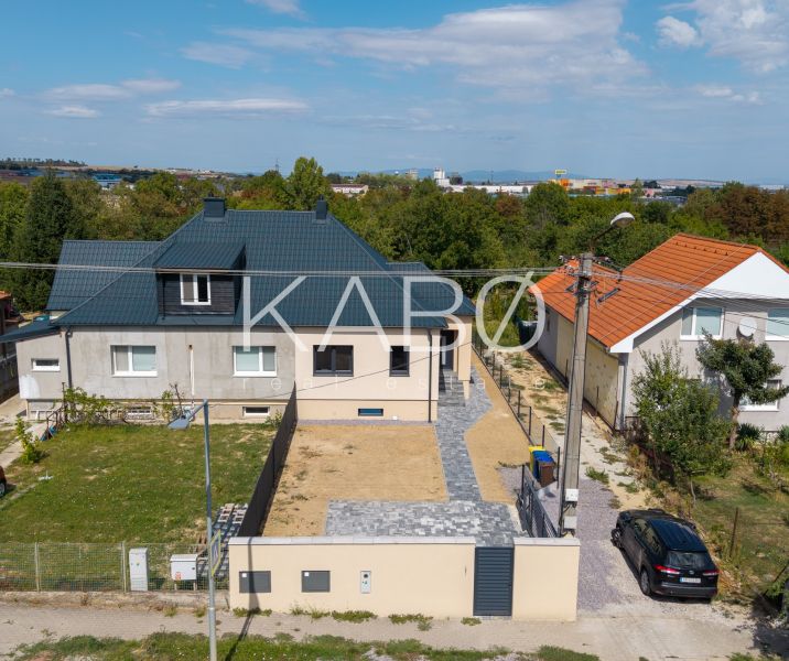 Rodinný dům na Trnavské ulici v Nitře, s přístupovou cestou a zahradou.