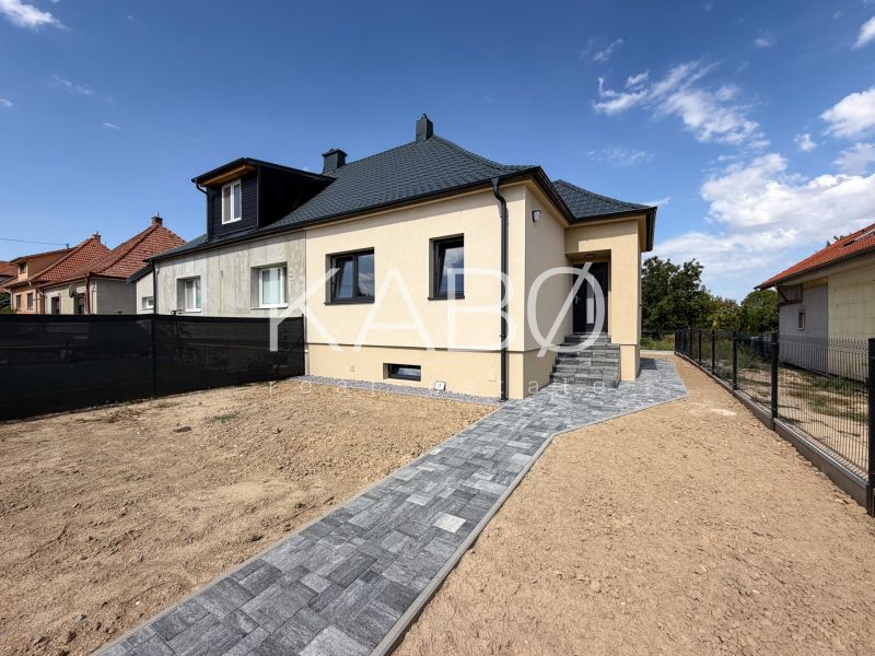 Rodinný dům na Trnavské ulici v Nitře s přístupovým chodníkem a dvorem.