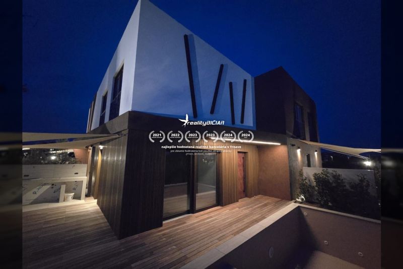 Vila v Ninu s moderní architekturou a podlahou s dřevěným dekorem.