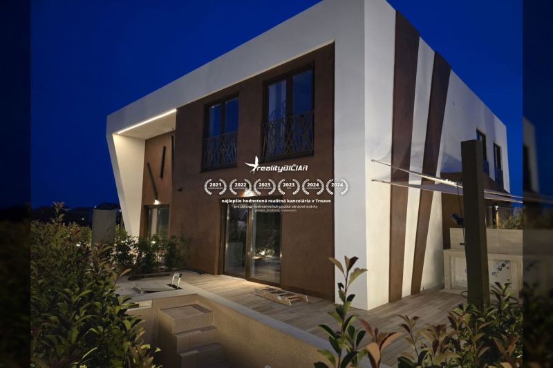 Vila v Ninu na ulici Nin s podlahou s dřevěným dekorem a moderním designem.