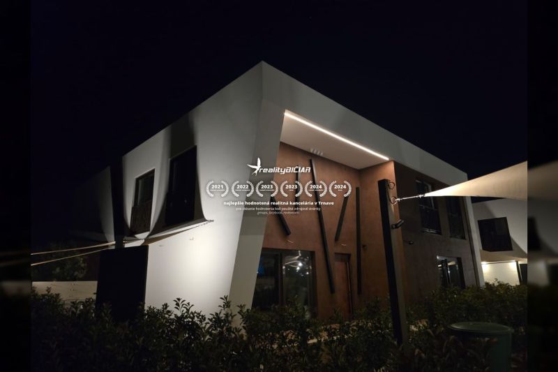 Vila ve městě Nin na ulici Nin s unikátním architektonickým designem během noci.