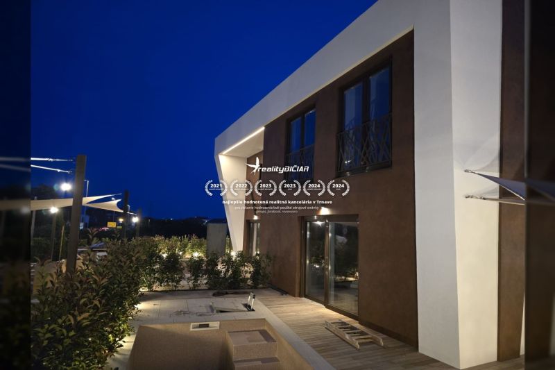 Vila na ulici Nin v Ninu s moderní architekturou a terasou večer.