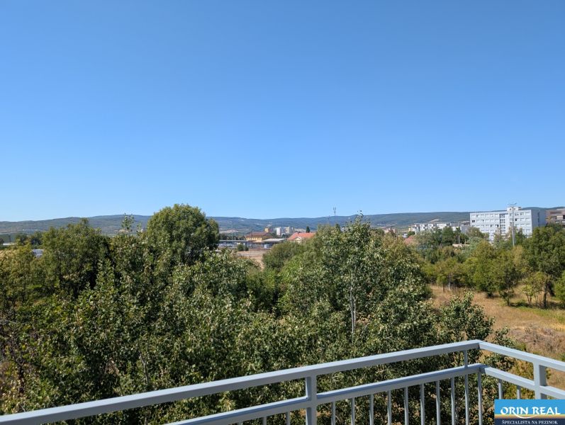 Výhled z 2pokojového bytu na Mahulance v Pezinku na přírodu a okolní architekturu.