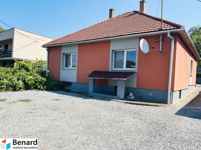 Rodinný dům na Sabinovské ulici v Prešově, s oranžovou fasádou a štěrkovým dvorem.