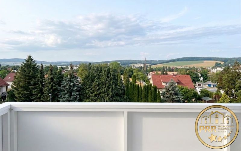 Výhled na zeleň a střechy v Bánovcích nad Bebravou z 2pokojového bytu.
