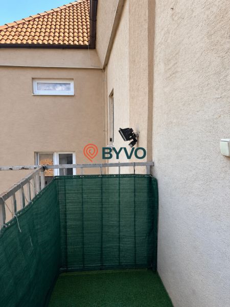 Balkon s umělým trávníkem v 2pokojovém bytě v Šamoríně.