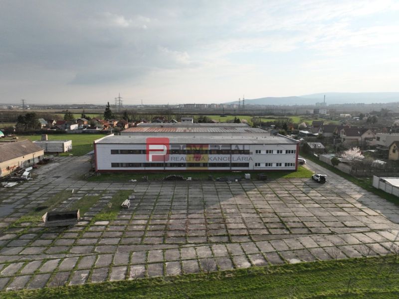 Výrobní prostory na Pezinské ulici ve Vinosadech, velká zpevněná plocha.