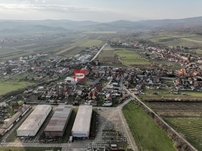 Pohled shora na Výrobní prostory v obci Vinosady na Pezinské ulici.
